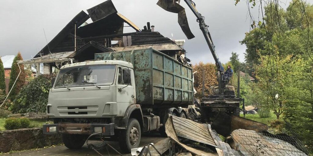 Вывоз мусора после пожара с утилизацией в Верхней Пышме в октябре
