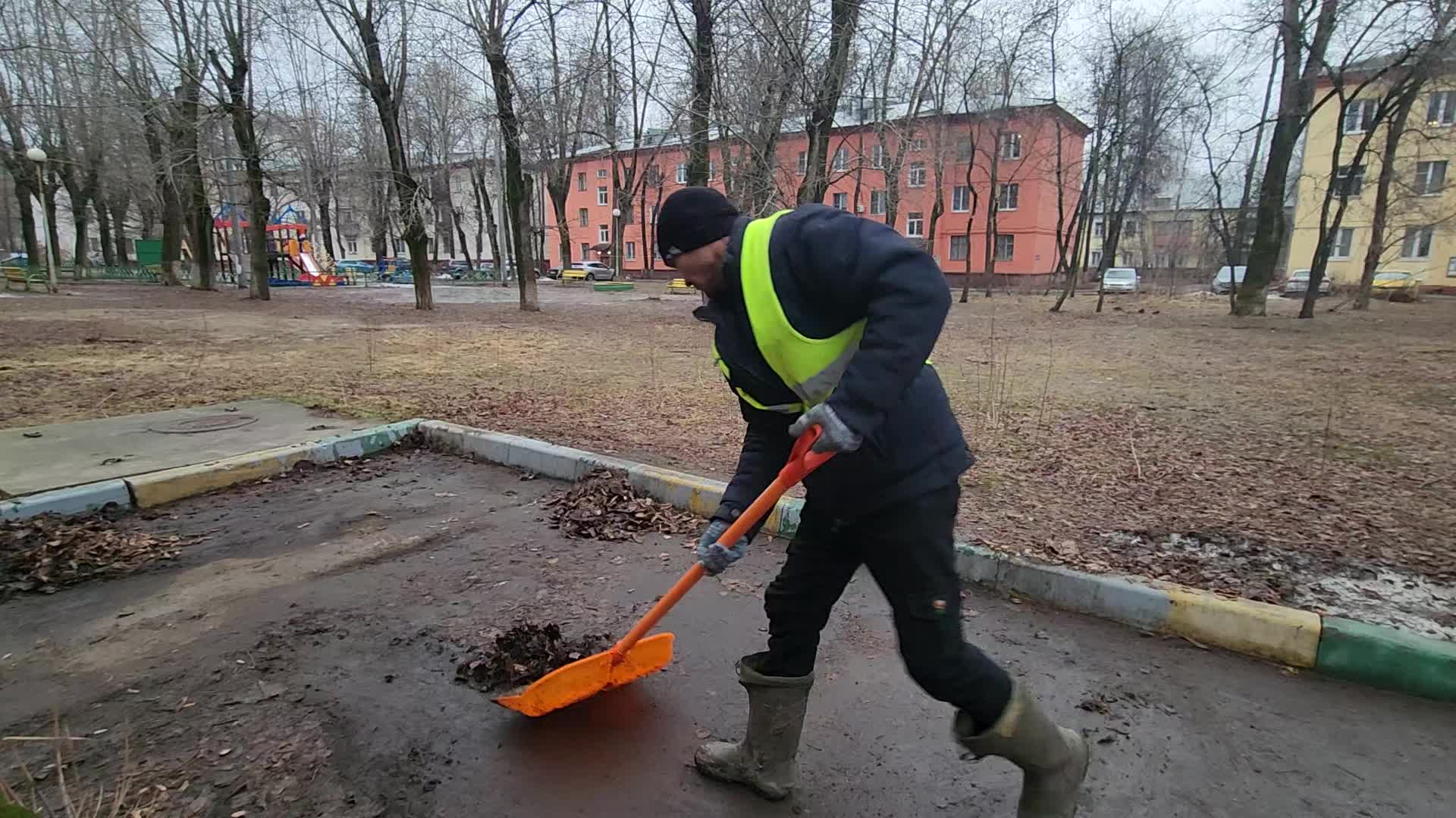 Уборка территорий в Верхней Пышме в октябре