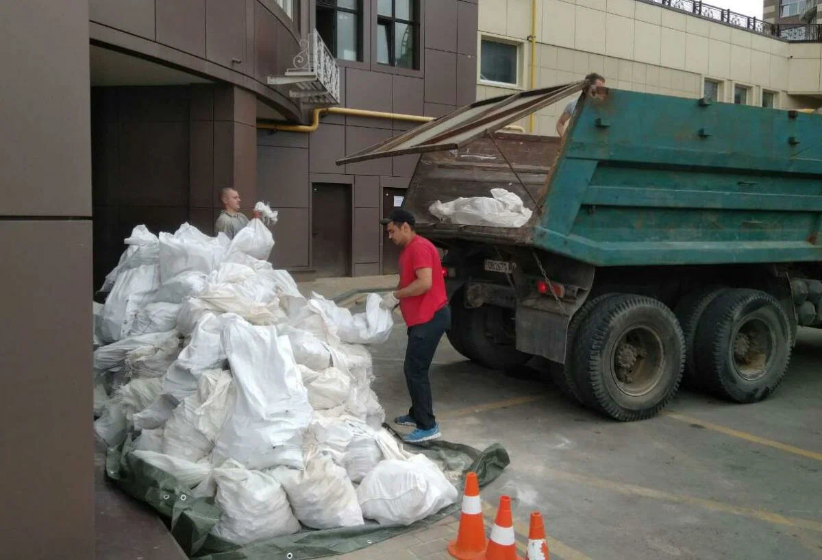 Вывоз мусора из подвала в Верхней Пышме от ПроМусор – уборка, разбор завалов и очистка, цены от 2462 руб