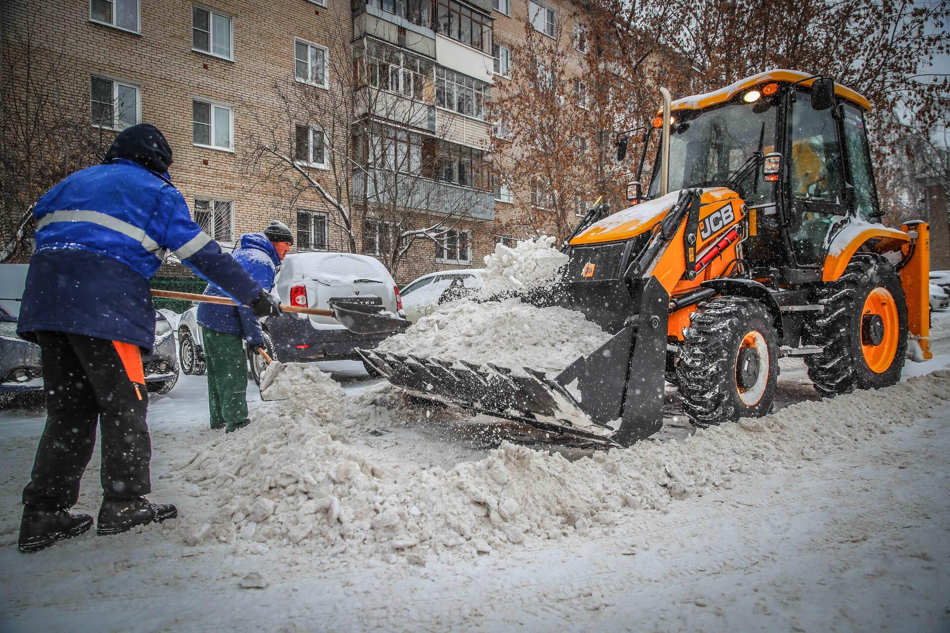 Очистка дворов от снега и наледи в Верхней Пышме — уборка снега, трактор и ручная, цены от 513 руб. | ПроМусор