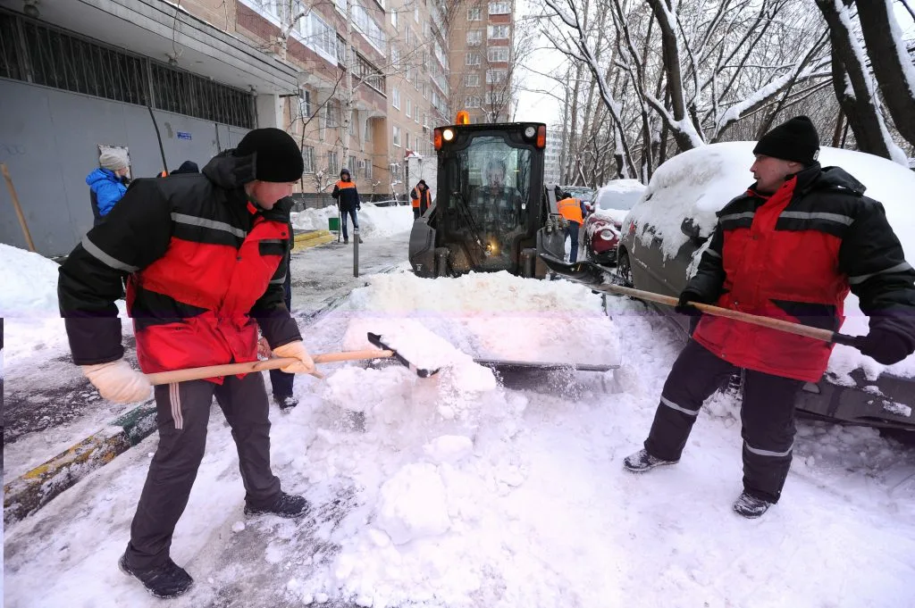 Очистка дворов от снега с гарантией результата в Верхней Пышме в октябре