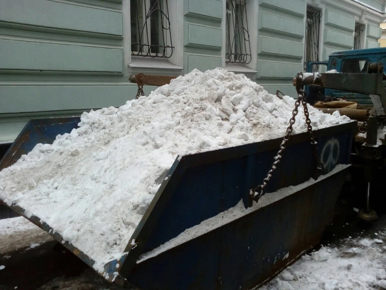 Вывоз снега контейнерами в Верхней Пышме в октябре